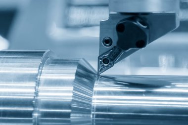 Metal şaftı ve açık mavi sahnedeki torna aletini kapat. Yüksek hassasiyetli mekanik parça üretim konsepti.