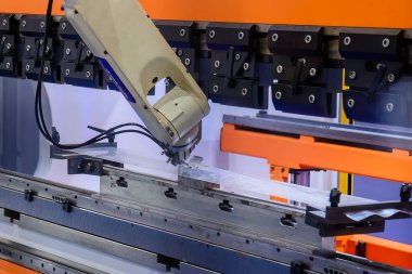 Metal bükme işlemini robot kolla kapat. Özerk sistem tarafından işletilen levha metal çalışması.