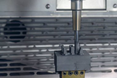 CNC değirmen makinesi düz uçlu grafit elektrot parçalarını sert bir şekilde kesiyor. CNC makine merkezi tarafından üretilen kalıp ve ölüm süreci.