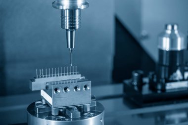 CNC Değirmen Makinesi, açık mavi sahnede bakır elektrot parçalarını kesiyor. CNC makine merkezi tarafından üretilen kalıp ve ölüm süreci.