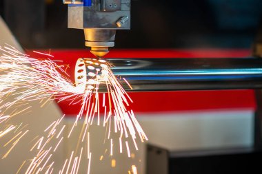 Sahneyi kapatın, fiber lazer kesme makinesi paslanmaz çelik tüpü kesti. Lazer kesme makinesinin yüksek teknoloji metal üretim süreci.. 