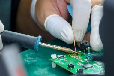 Kauçuk parmaklıklı lehimleme operasyonunu kapatın. Beceri operatörüne göre onarım devresi.