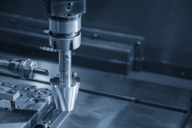 Sahneyi kapatın. Açık mavi sahnede bakır elektrot ile çalışan 4 eksenli EDM makinesi. Küf ve ölüm üretim süreci Electrode Deşarj Makinesi tarafından.