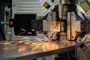 Fiber lazer kesme makinesi kare paslanmaz çelik tüpü kesti. Lazer kesme makinesinin yüksek teknoloji metal üretim süreci.. 