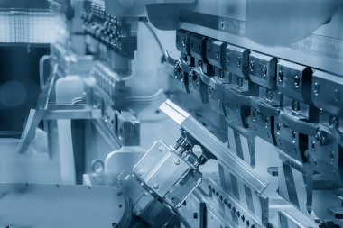 Metal bükme işlemini robot kolla kapat. Özerk sistem tarafından işletilen levha metal çalışması.
