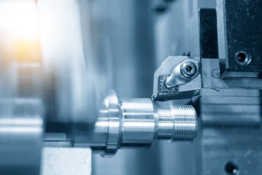 Yüksek teknolojili metal, çip yerleştirme aracıyla çalışıyor. CNC torna makinesi metal çivi parçalarının sonunda iplik kesme. 