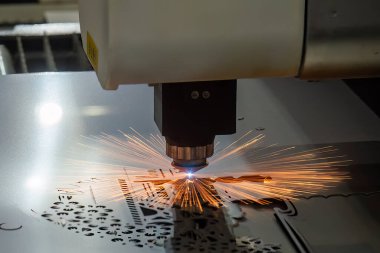 Fiber lazer kesme makinesi metal plakayı kesti. Lazer kesme makinesinin yüksek teknoloji metal üretim süreci.. 