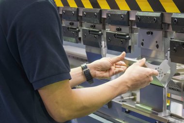 Bükme makinesi operatörünü kapatın metal levha parçalarını tutun. Yetenek operatörünün kullandığı levha metal çalışması.