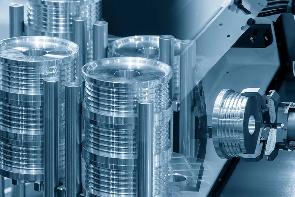 CNC 'deki otomatik malzeme işleme süreci robotik kollu makineyi döndürüyor. Cnc Torna Makinesi' nin yüksek hassasiyetli otomotiv parçaları üretim süreci..