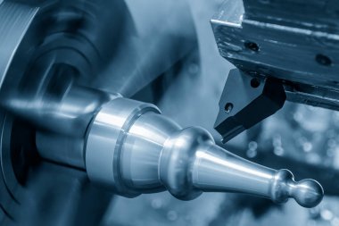 CNC torna makinesi metal şaft parçalarını kesiyor. CNC dönüşüm makinesinin yüksek teknolojili metal işlemesi .