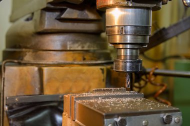 Metal plaka parçalarıyla NC değirmen makinesindeki değirmencilik işlemi. Değirmen makinesindeki metal çalışma konsepti..