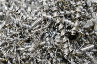 Metal parçalarının dönüşüm sürecinden kalma yakın çekim sahnesi. Torna cips yığını.