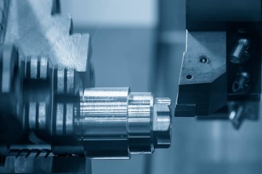 CNC torna makinesi metal şaft parçalarını kesiyor. CNC dönüşüm makinesinin yüksek teknolojili metal işlemesi .