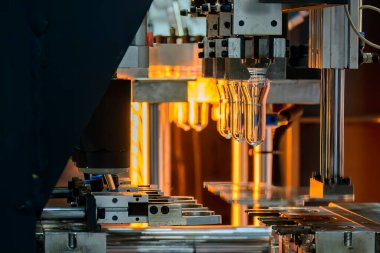 Küf makinesiyle içme suyu üretme işlemi. Plastik şişe üfleme makinesi operasyonu..