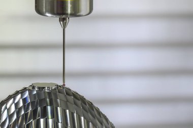 CMM sondası, kontak lambası mercek yansıtma parçalarını makine merkezinde ölçüyor. Koordinat Ölçüm Makinesi ile otomotiv parçalarının kalite denetimi.