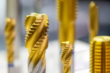 Özel makine tıklama aracını kapat. Makine merkezinde iplik kesme konsepti.