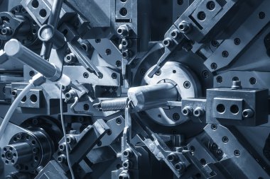 Bobin yaylı makinesini açık mavi sahnede kapat. Mekanik parça üretim konsepti.