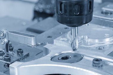 CNC değirmen makinesindeki yüksek hassasiyetli otomotiv parçaları değirmeninin ucu top burun değirmeni aletli. Motosiklet parçaları makine merkeziyle kesme işlemini katı top değirmeni ile tamamlıyor.