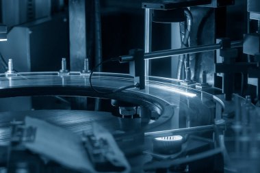 Vida parçası kalite kontrol süreci fotoğrafçılık yöntemi ile. Vida üretim süreci.