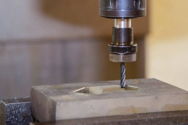 CNC değirmen makinesi, açık mavi sahnede, sert top değirmeni ile enjeksiyon kalıbını kesiyor. Kalıplar, sert top değirmeni ile makine merkeziyle kesme işlemi yapıyor.