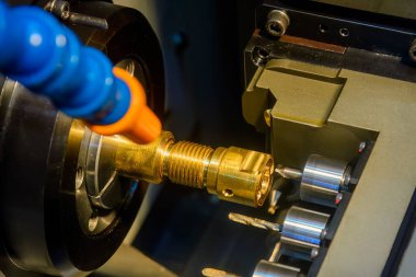 Çoklu görev CNC torna makinesi İsviçre tipi pirinç uygun parçaları sondaj. CNC dönüşüm makinesinin yüksek teknolojili metal işlemesi .