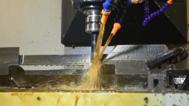 CNC değirmen makinesi, küf parçalarını yağ soğutma metoduyla kesiyor. CNC makine merkezi tarafından üretilen kalıp ve ölüm süreci.