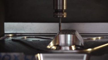 CNC Değirmen Makinesi basını kesiyor. Top değirmeninin ucundaki aletle ölüyor. Kalıplar ve ölüm parçaları, makine merkezi tarafından katı top ucu değirmeni ile kesme işlemi.