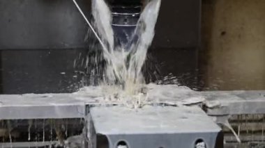 Ağır çekim sahnesi CNC değirmen makinesinde konserve döngüsü ile delik açma işlemi. Sıvı soğutma metoduyla makine merkezine sondaj işlemi.