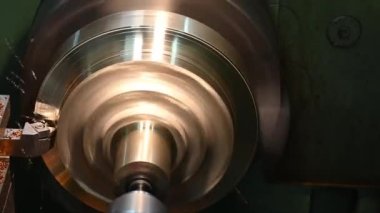 Kapanış sahnesi torna makinesi pirinç maddi parçaları kesti. Makineyi döndürerek metal işleme süreci.