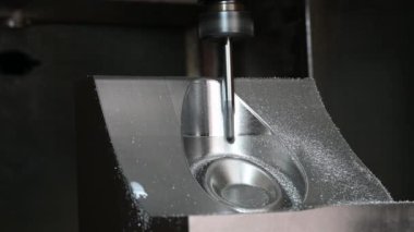 CNC değirmen makinesi, zigzag yönündeki sert top değirmeni aletinin bir parçasıyla basını kesiyor. Kalıplar, sert top değirmeni ile makine merkeziyle kesme işlemi yapıyor.