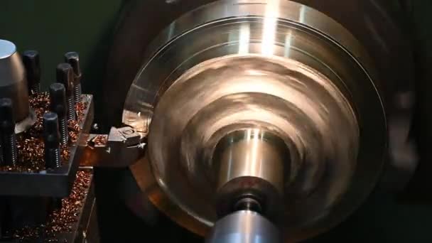 遅い動きのシーン旋盤機械は旋盤用具によって真鍮材料の部品を切断する荒い 機械を回すことによる金属加工プロセス — ストック動画