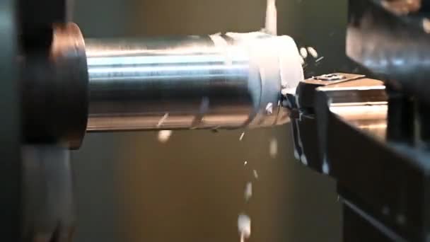 Torna Makinesi Metal Şaft Parçalarını Sıvı Soğutucu Metoduyla Kesiyor Makineyi — Stok video