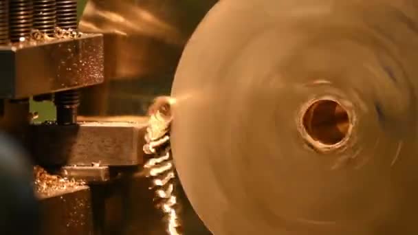 旋盤機械仕上げのパンシーンは旋盤工具によって真鍮材料の部品を切りました 機械を回すことによる金属加工プロセス — ストック動画