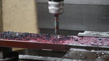CNC değirmen makinesi sert çelik kısmını indekslenebilir aletle kesiyordu. Kalıplar, sert top değirmeni ile makine merkeziyle kesme işlemi yapıyor.