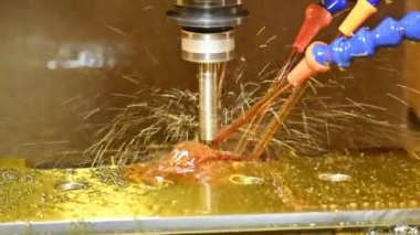 CNC değirmen makinesi, yağ soğutma metoduyla küf parçalarını indekslenebilir araçlarla kesiyor. CNC makine merkezi tarafından üretilen kalıp ve ölüm süreci.