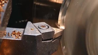 Torna makinesini kapatma sahnesi pirinç parçaları kesmeye devam ediyor. Makineyi döndürerek metal işleme süreci.
