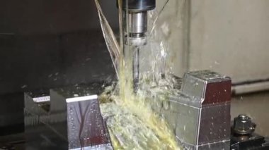 CNC değirmen makinesinin yavaş çekim sahnesi lastik kalıplarını yağ soğutma metoduyla kesiyor. Kalıplar ve ölenler, makine merkezi tarafından katı top son değirmeni araçlarıyla üretiliyor..