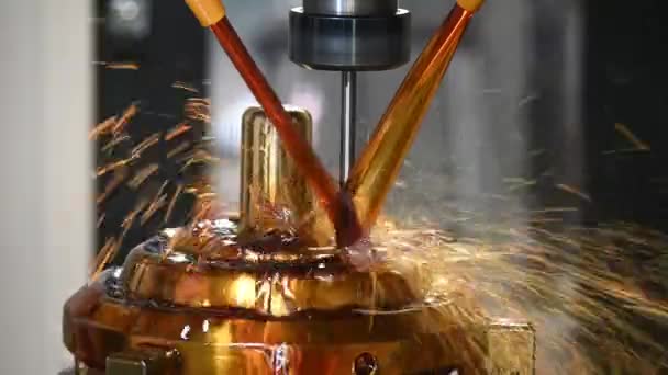 Uzavřete Scénu Cnc Frézka Řeže Tvarovky Pomocí Metody Chlazení Olejem — Stock video
