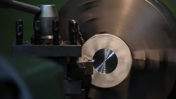Closeup Σκηνή Μηχανή Τόρνου Τραχύ Κοπεί Μεταλλικά Μέρη Εργαλεία Τόρνου — Αρχείο Βίντεο