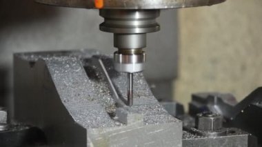 CNC değirmen makinesi top değirmeninin ucundaki aletle basın kısmını kesiyor. Kalıplar, sert top değirmeni ile makine merkeziyle kesme işlemi yapıyor.