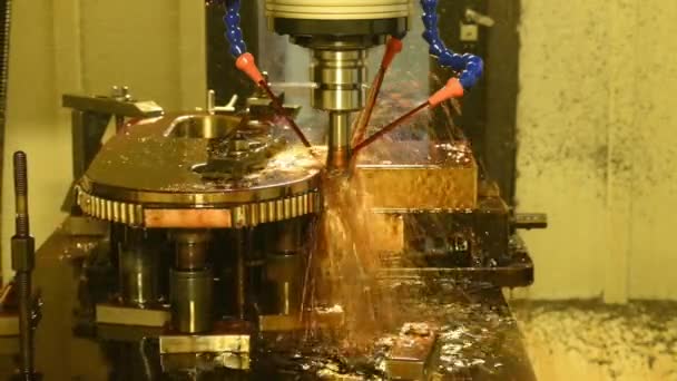 Cncフライス盤油冷却方法で金型部品を切断します Cnc加工センターによる金型および金型製造プロセス — ストック動画