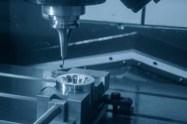 CNC değirmen makinesi, açık mavi sahnede, sert top değirmeni ile enjeksiyon kalıbını kesiyor. Kalıplar, sert top değirmeni ile makine merkeziyle kesme işlemi yapıyor.