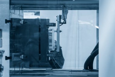 Vakum robotik sistem tarafından tutulan kutu kabı parçası enjeksiyon sürecinden. Plastik enjeksiyon küf makinesinden otomatik sistem tarafından yapılan yiyecek kutusu üretim süreci.