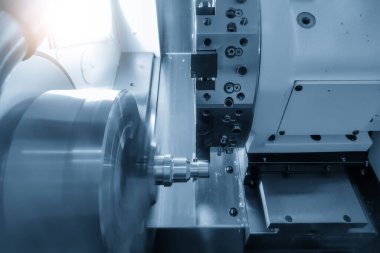 CNC torna makinesi metal şaft parçalarını kesiyor. CNC dönüşüm makinesinin yüksek teknolojili metal işlemesi .