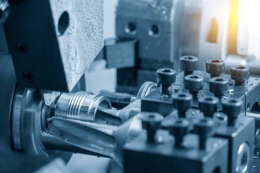 Çoklu görev yapan CNC torna makinesi İsviçreli tip metal boru parçalarını kesti. CNC dönüşüm makinesiyle çalışan yüksek teknoloji metali.