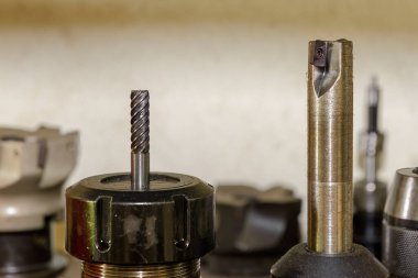 Kullanılmış katı kare veya düz uçlu değirmen aracı yakın çekim sahnesi. Makine merkezi için kesme aracı.