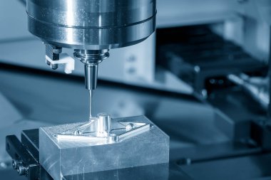 CNC değirmen makinesi, açık mavi sahnede, sert top değirmeni ile enjeksiyon kalıbını kesiyor. Kalıplar, sert top değirmeni ile makine merkeziyle kesme işlemi yapıyor.