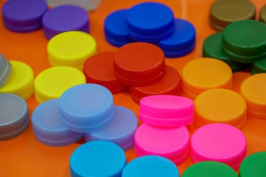 Çok renkli plastik kaplama su şişeleri yığını. Plastik kaplama üretim konsepti.