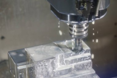 CNC değirmen makinesi sıvı soğutucu metoduyla küf parçalarını kabaca kesiyor. CNC makine merkezi tarafından üretilen kalıp ve ölüm süreci.
