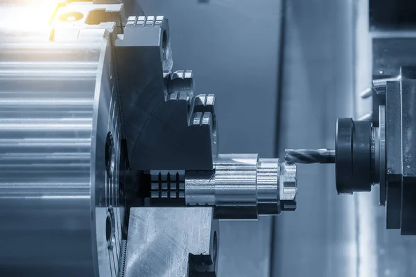 Cnc旋盤機械フライス加工は 主軸をフライス加工することによって金属シャフト部品を切断します Cnc旋削機械で働くハイテク金属 — ストック写真